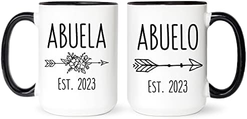 Комплект чаши Fabby Gifts Abuela и Abuelo - Обява за бременност испанските баби и дядовци - Anuncio de Embarazo - Комплект чаши за баби и дядовци (Черен панел и дръжка, 11 унции)